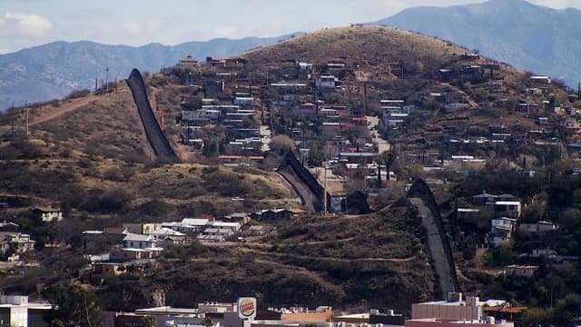 Mexican Protesters Stop US Traffic at Arizona Border Crossing