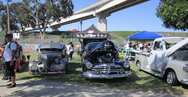 Los lowriders andan suavecito por Chicano Park