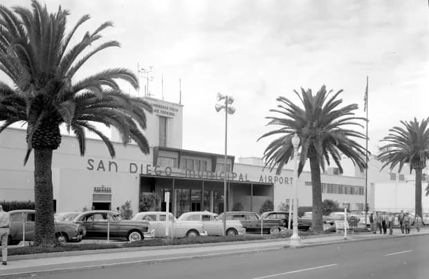 https://laprensa-media.laprensa.workers.dev/pic_SDMuniAirport1956.jpg