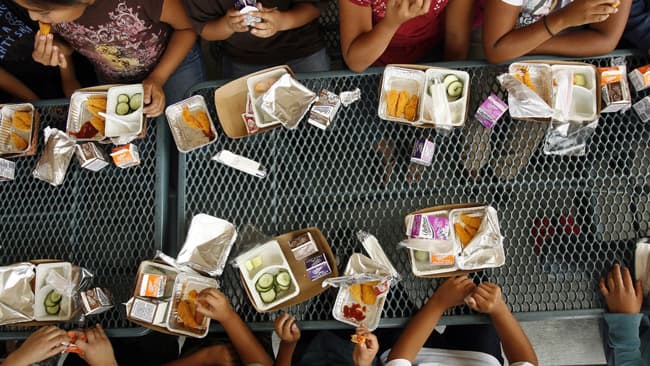 https://laprensa-media.laprensa.workers.dev/pic_childrenlunch.jpg