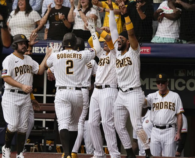 Padres Sweep Giants in 2 Games in Mexico City